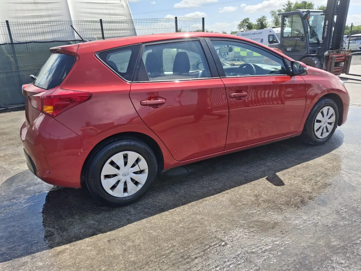132 Toyota Auris  Very Light Damage - Image 3