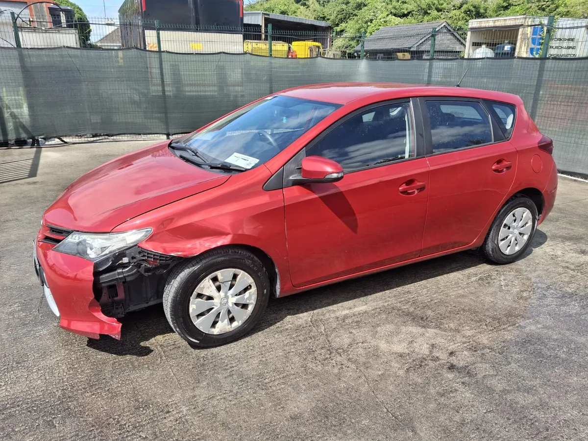 132 Toyota Auris  Very Light Damage - Image 2