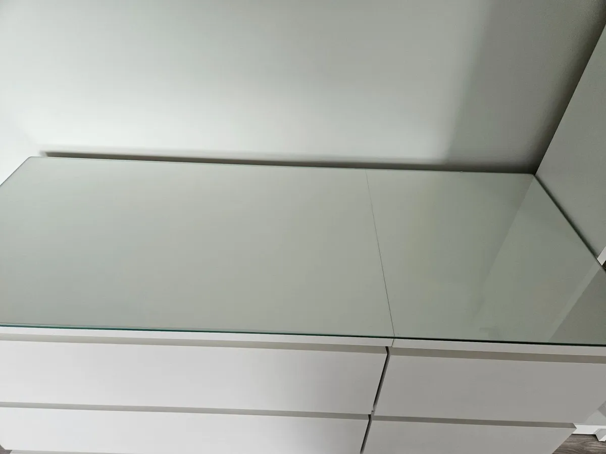 Chest of drawers with custom made glass top - Image 3