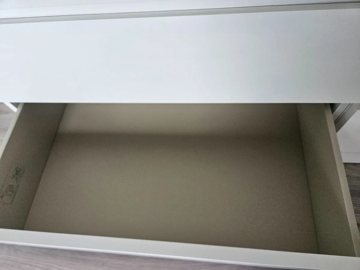 Chest of drawers with custom made glass top - Image 4