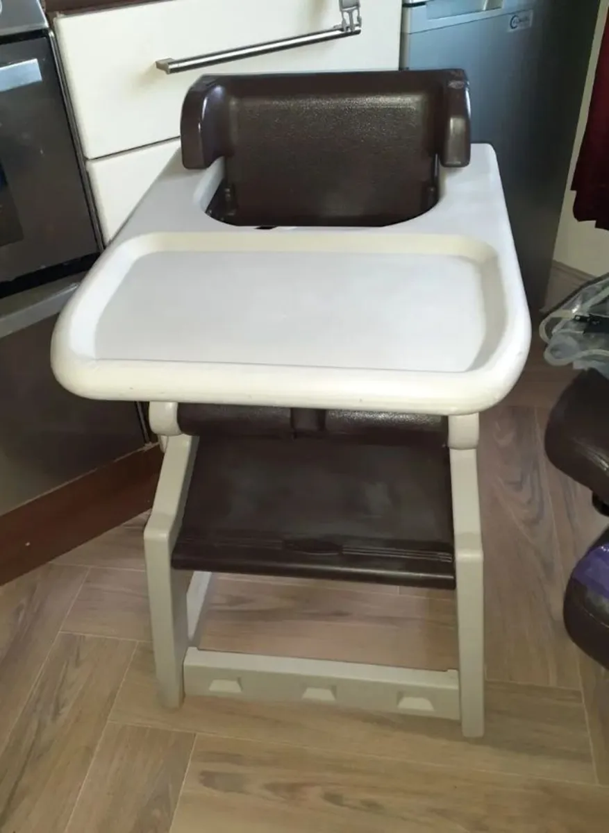 Commercial Rubbermaid sturdy practical high chair - Image 4