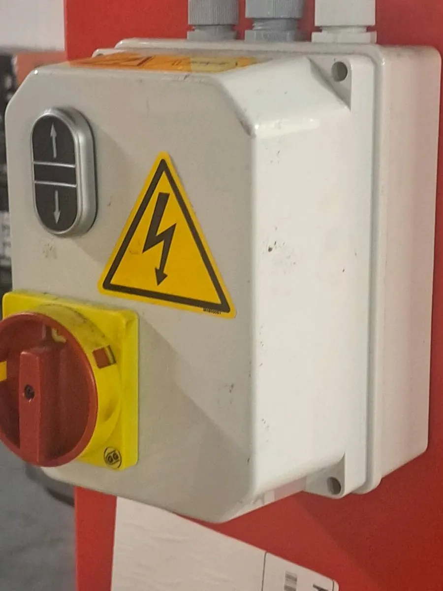 2 post car lift. Never used - Image 4