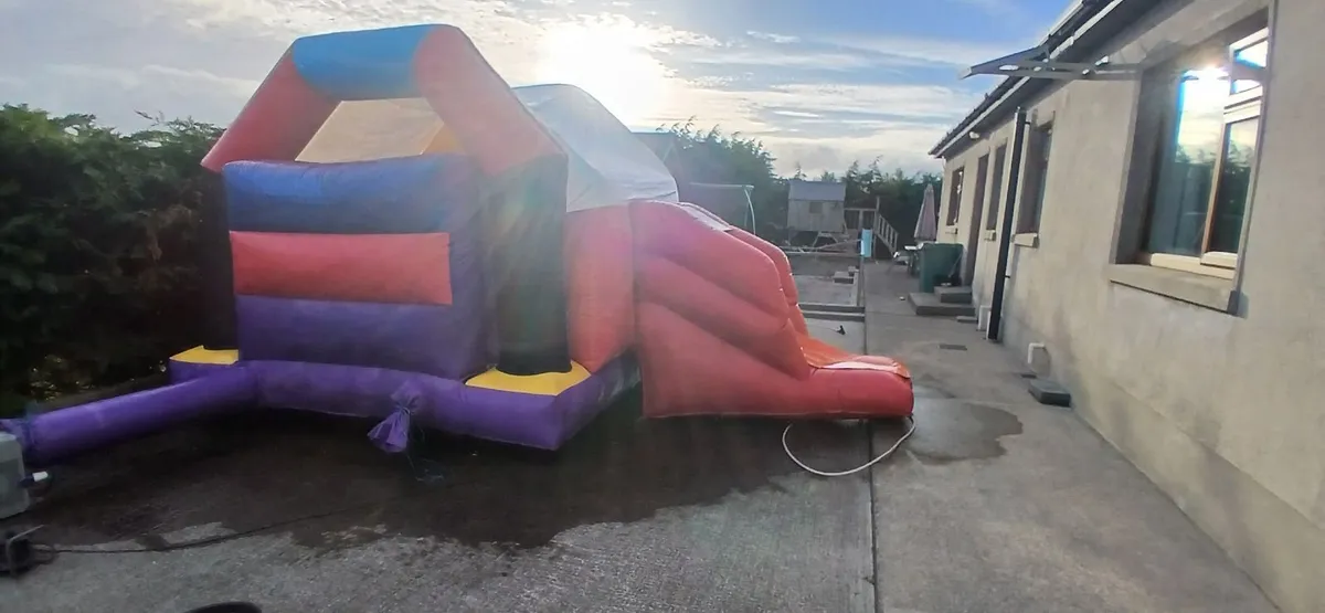 Bouncy castle - Image 2