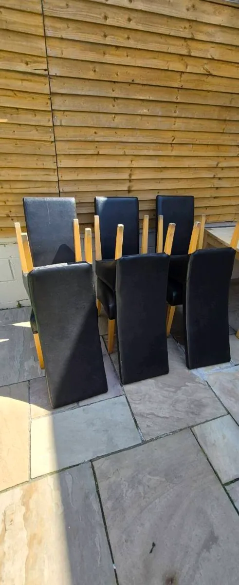 Table and chairs - Image 3