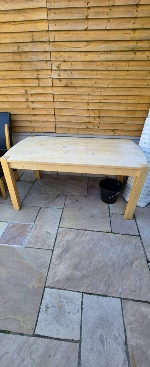 Table and chairs - Image 4