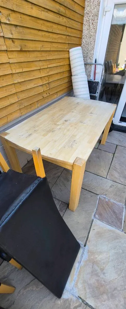Table and chairs - Image 1