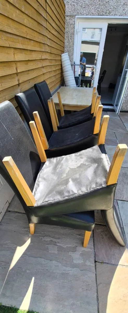 Table and chairs - Image 2