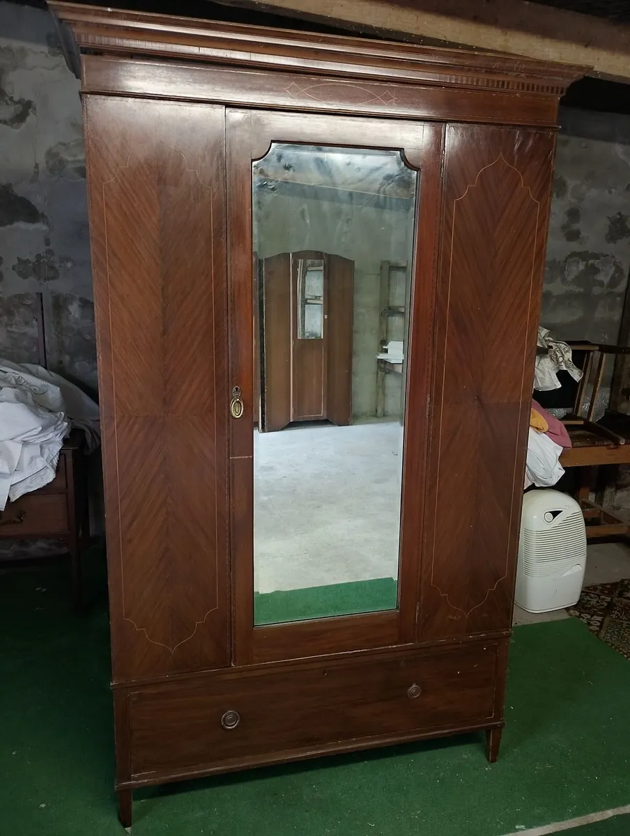 WARDROBES & DRESSING TABLE - Image 2