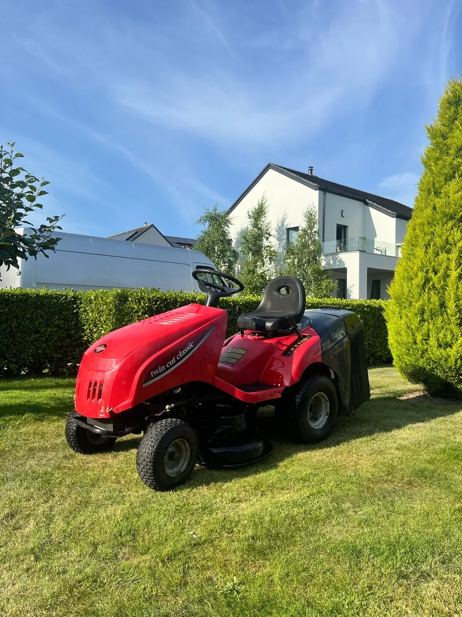 Ride on lawnmower - Image 1
