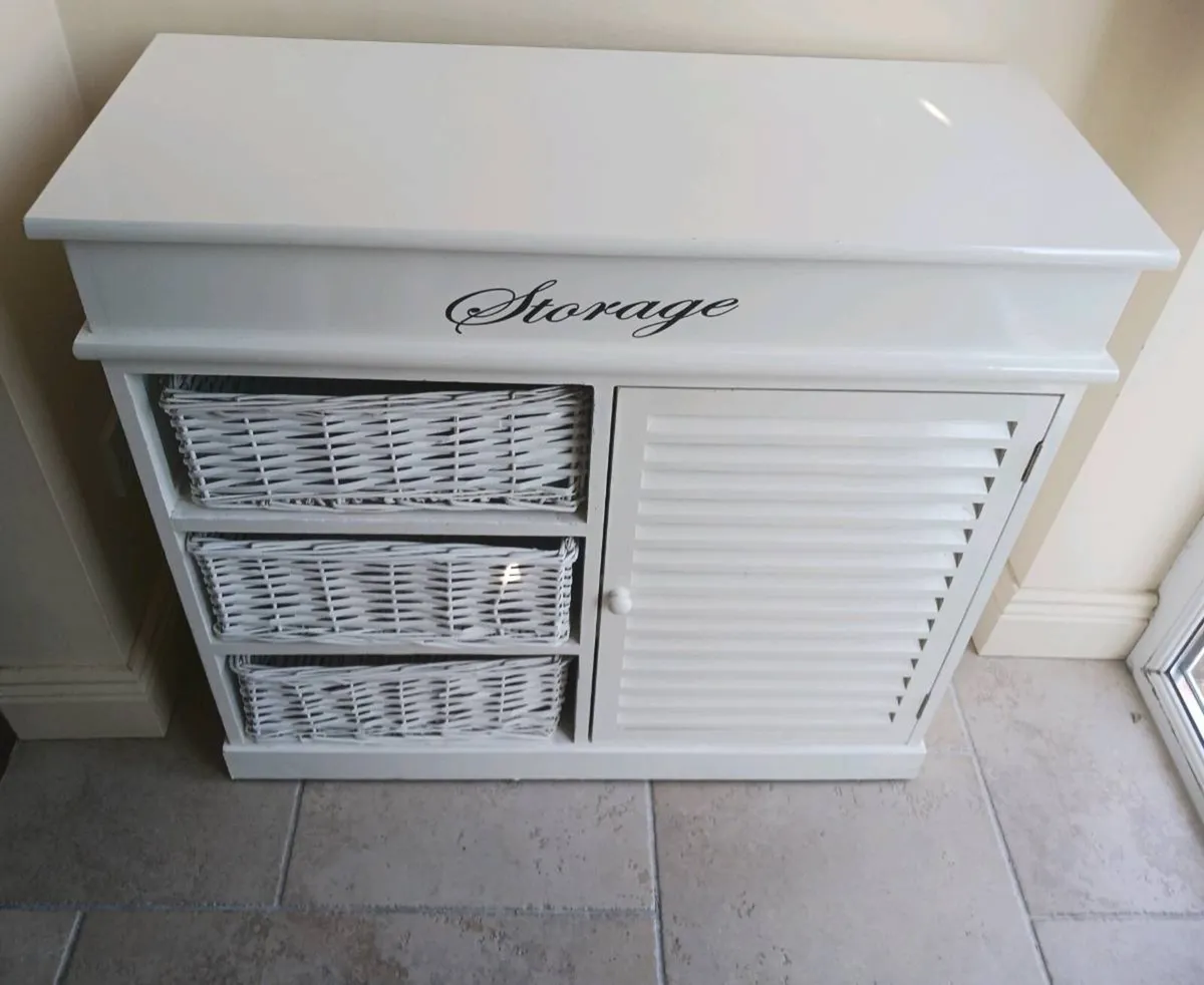 Bathroom press - Image 1
