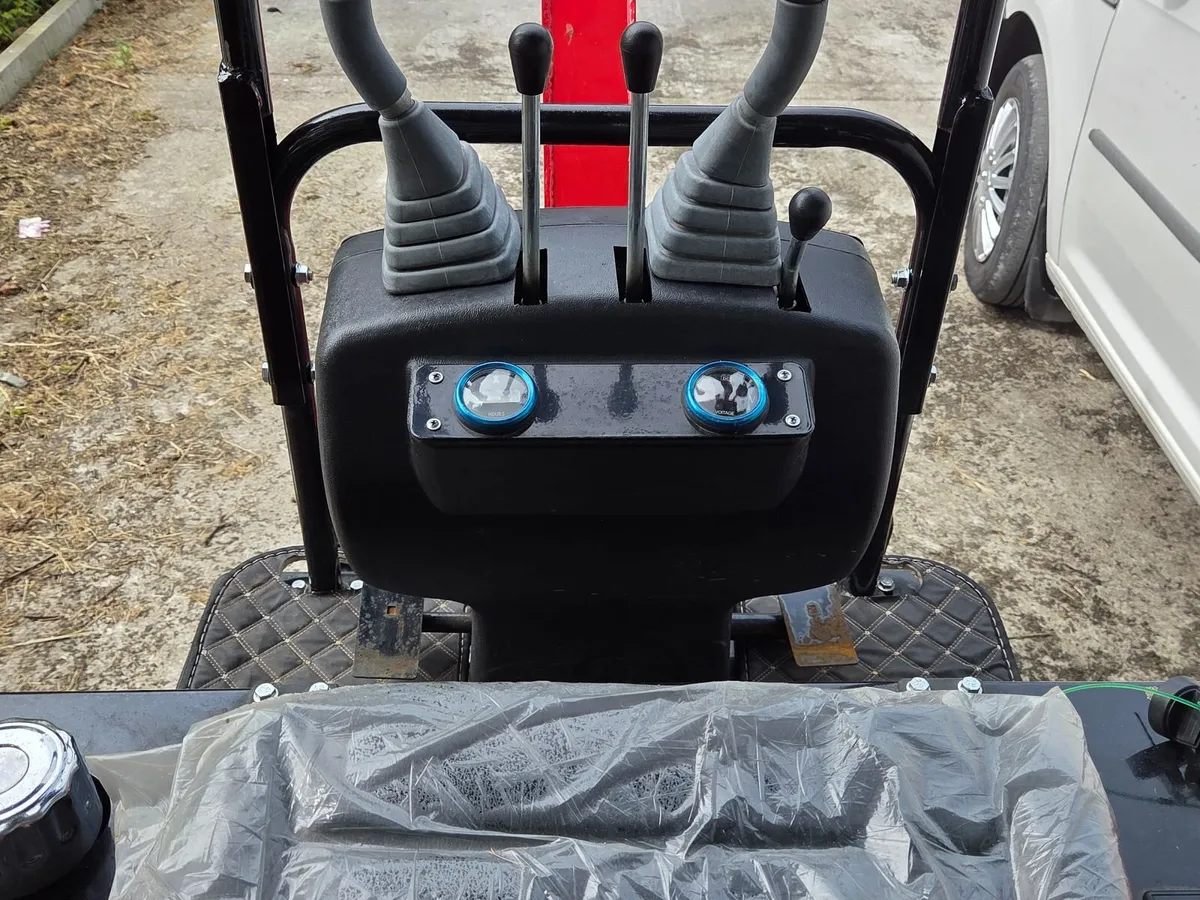 2025 JPC HT12 Mini Digger/Excavator - Image 2