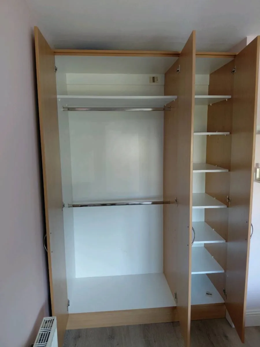 3 door fitted wardrobe - Image 2