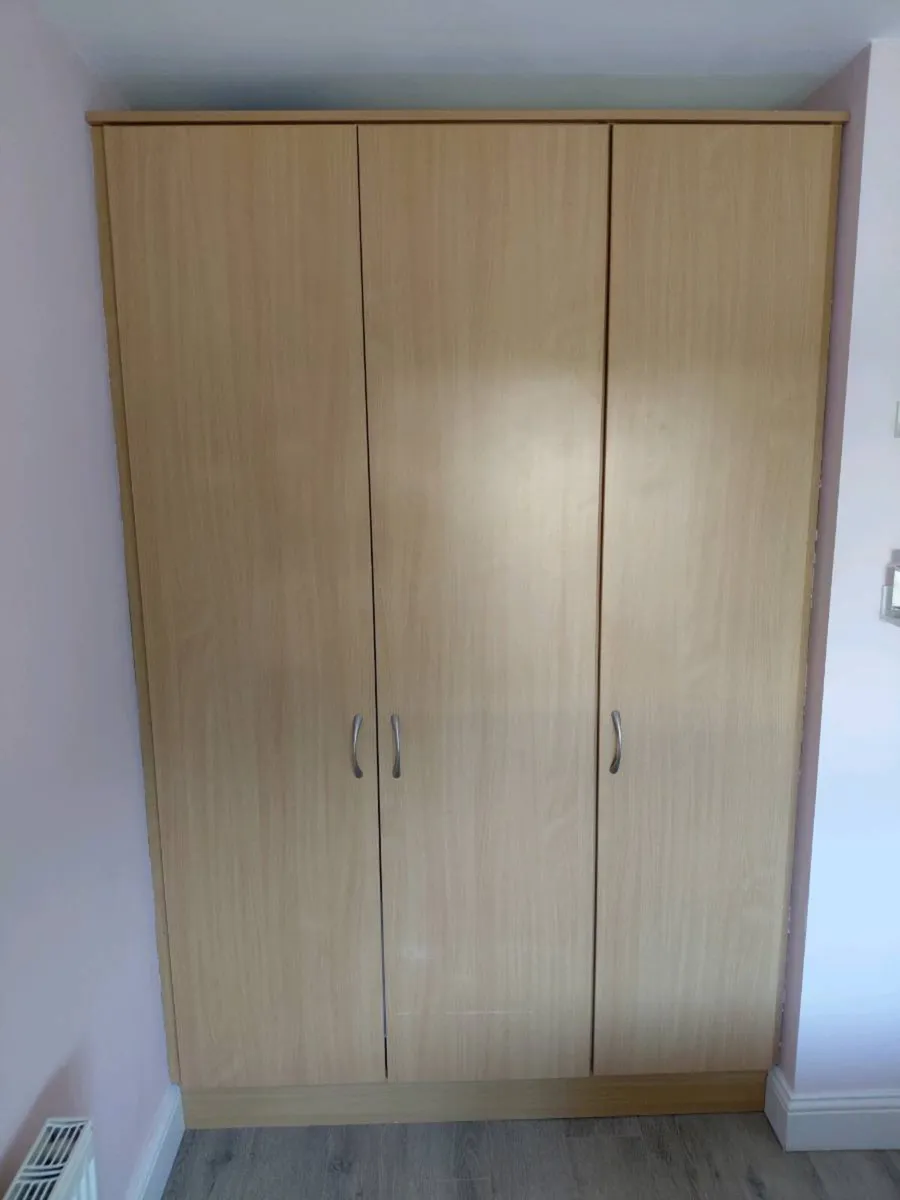 3 door fitted wardrobe - Image 1