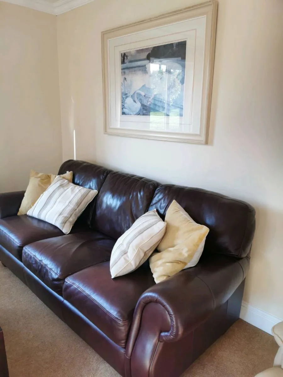 Lounge contents - Image 1