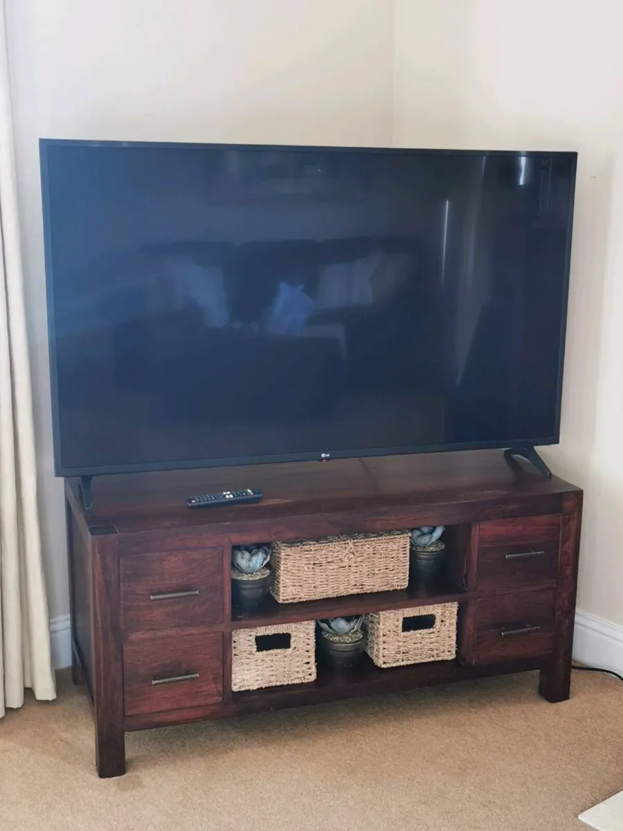 Lounge contents - Image 4