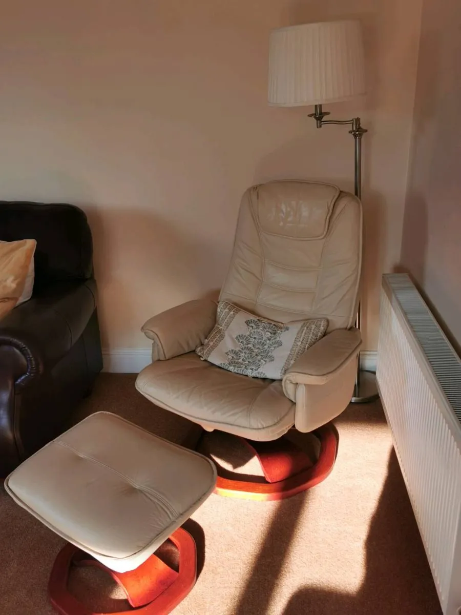 Lounge contents - Image 3