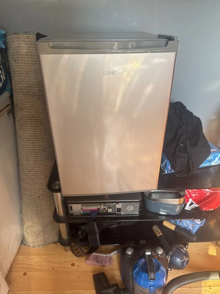 logik mini fridge - Image 1