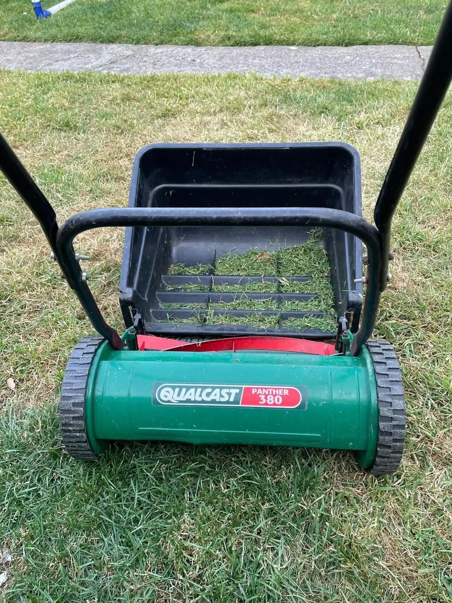 2x Garden Lawnmowers (Qualcast Panther & Flymo Hov - Image 2