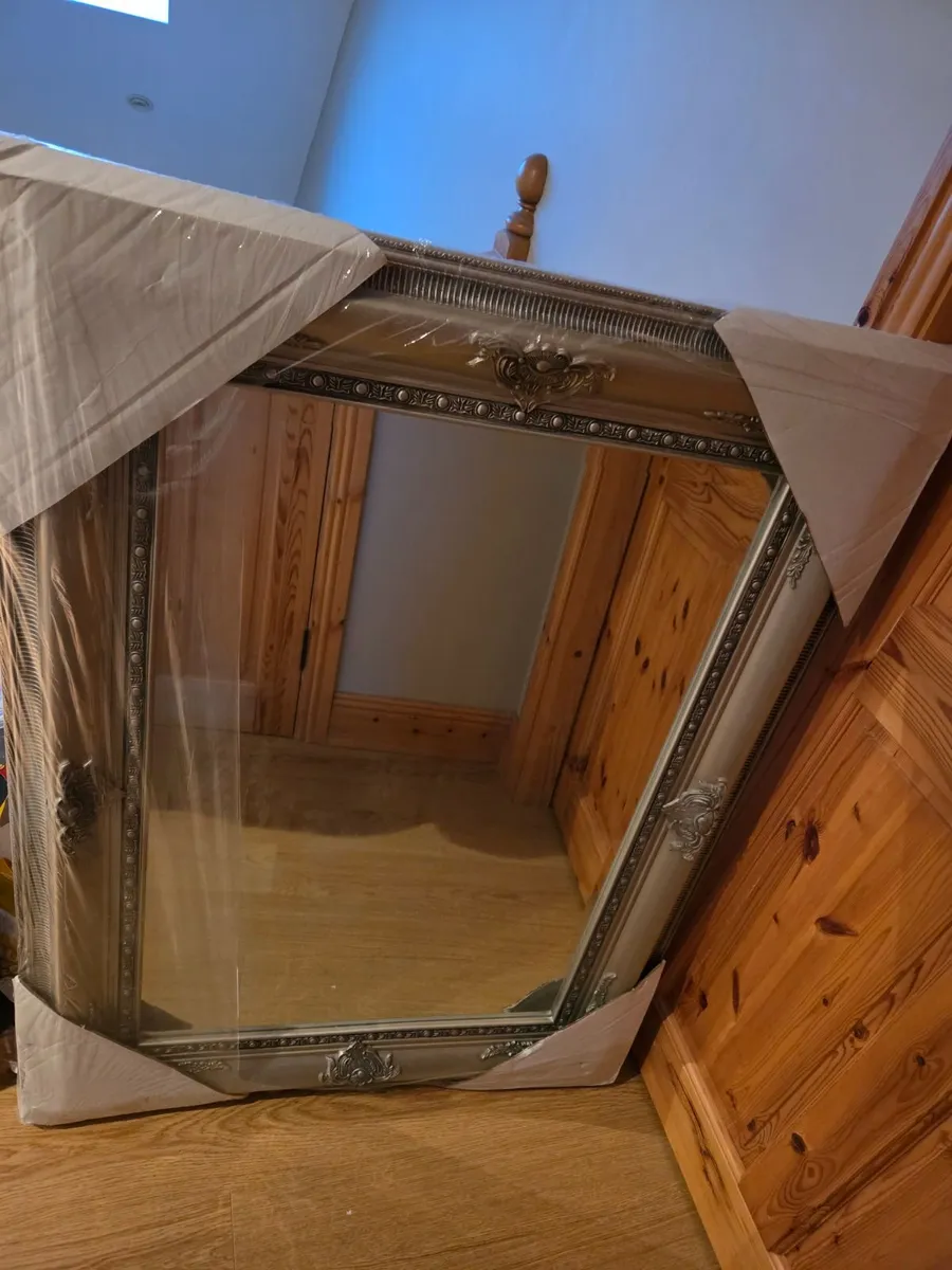 A cot and a mirror - Image 2