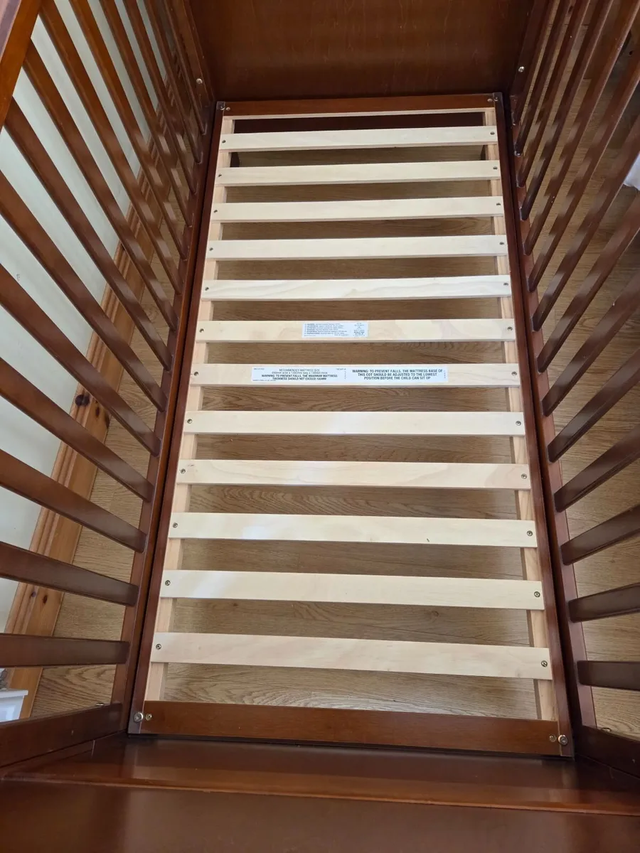 A cot and a mirror - Image 4