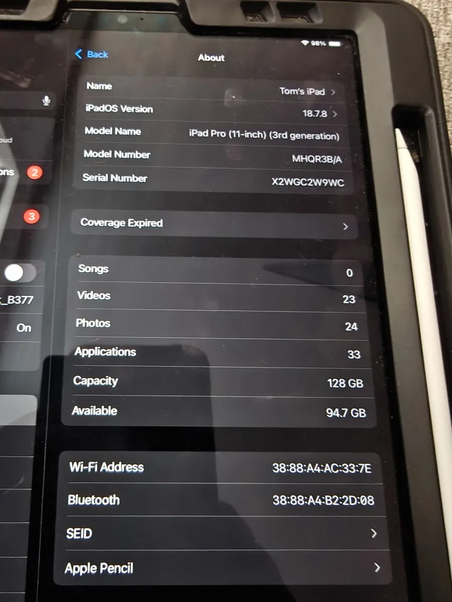 Ipad pro 11 inch 128gb with case and apple pencil - Image 1