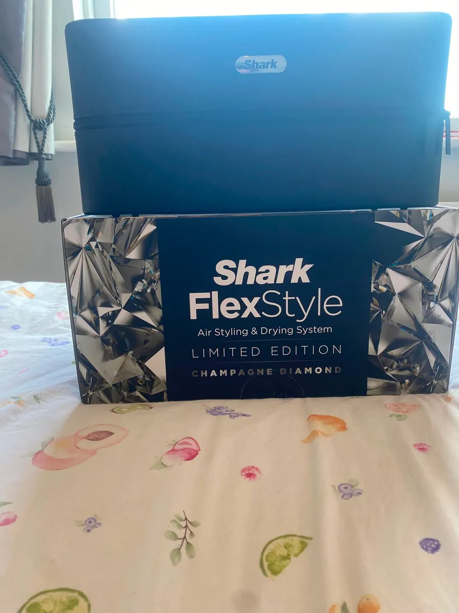 Shark

Shark FlexStyle Sparkle – Champagne Diamond - Image 1