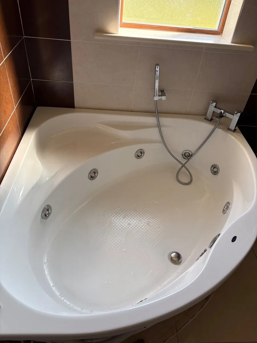 Jacuzzi bath - Image 1