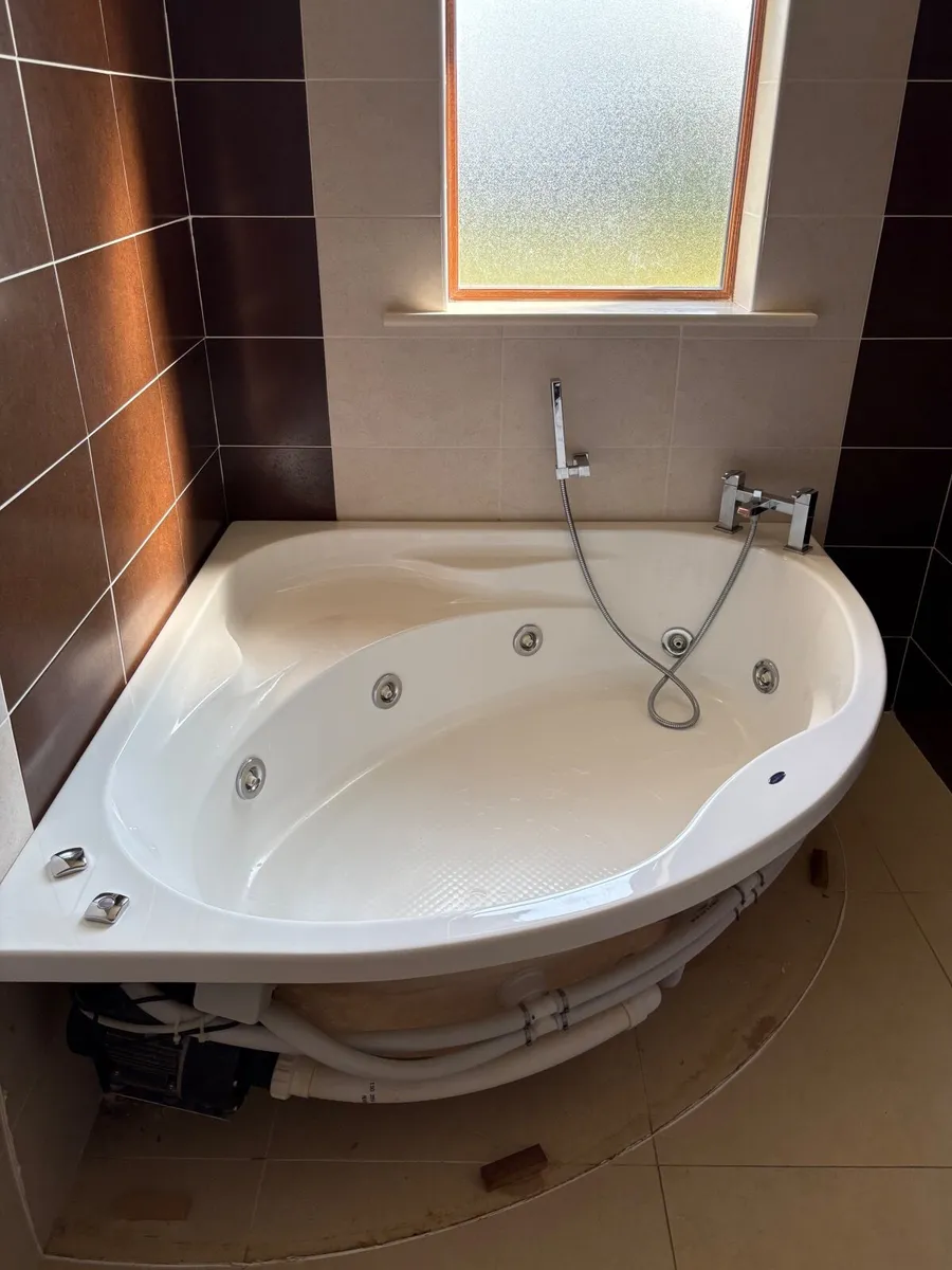 Jacuzzi bath - Image 2