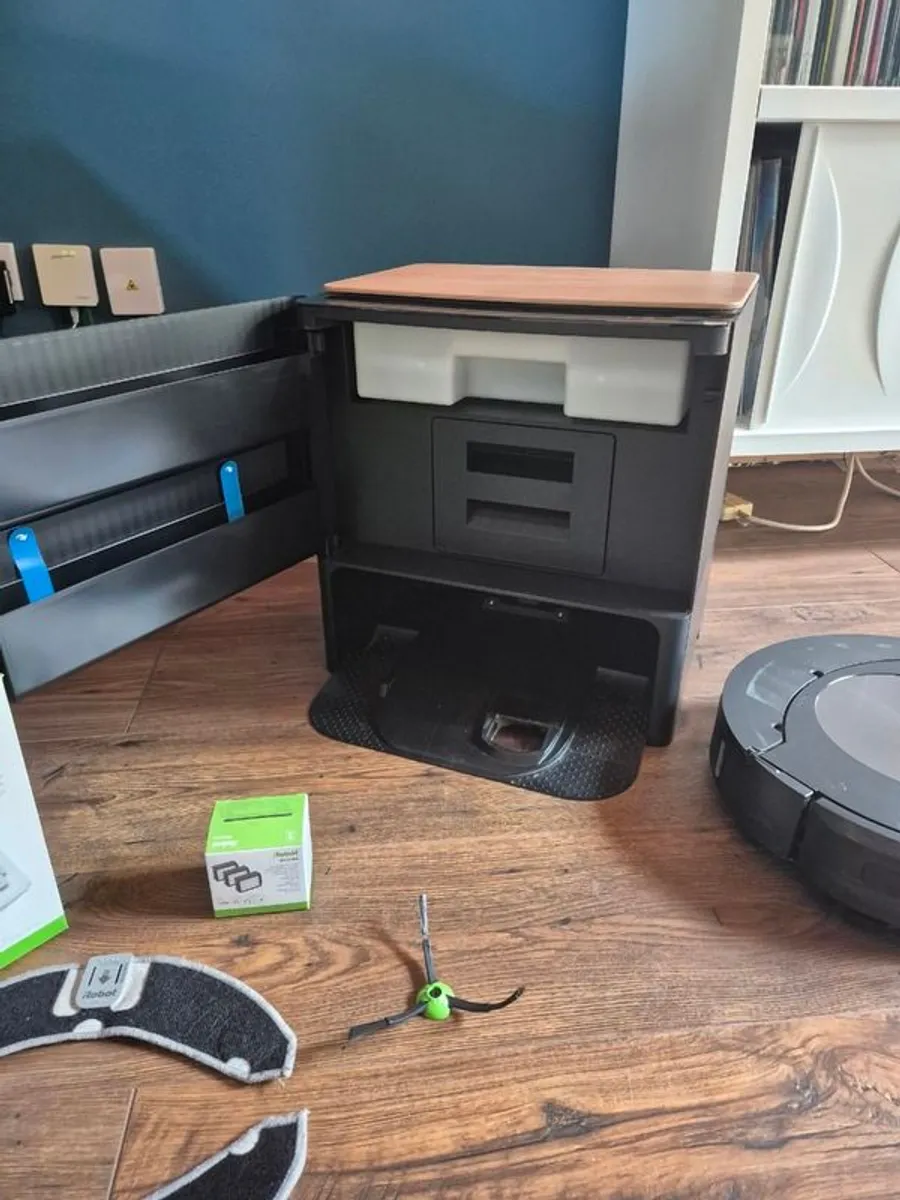 iRobot Roomba Combo j9+ | Self-Emptying Vacuum & Mop | Excellent Condition - Image 2