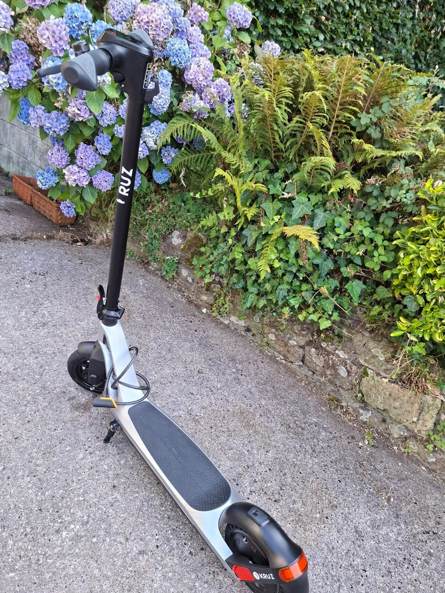 Kruz Electric Scooter - Excellent Condition - Image 2