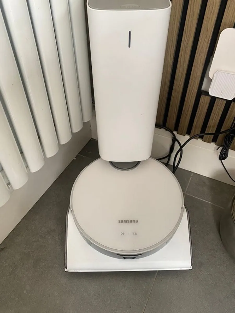 Samsung Jet Bot Robot Vacuum with Clean Station (VR50T95735W) Spares or Repair - Image 1