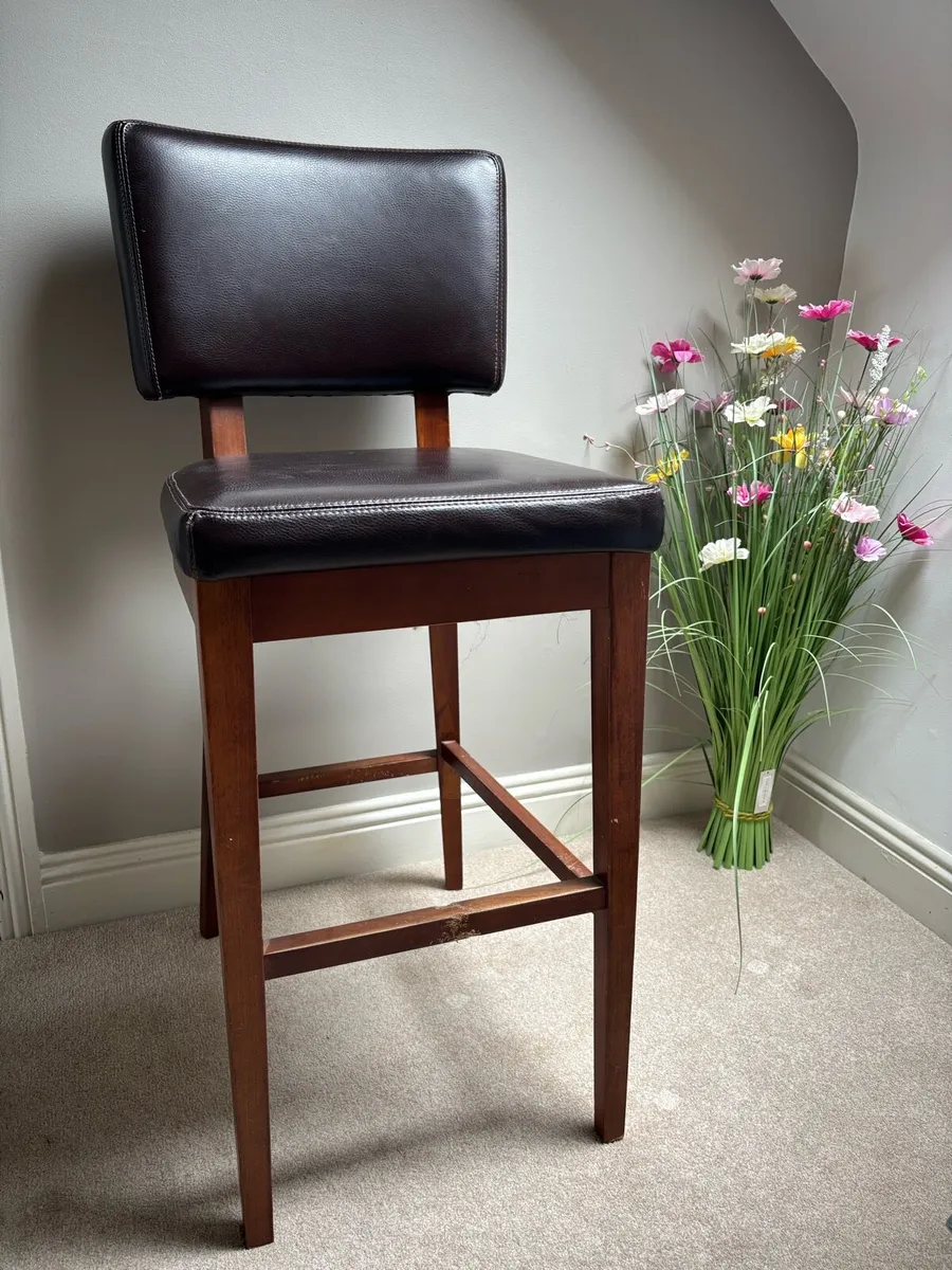 Kitchen chairs and island stools - Image 1