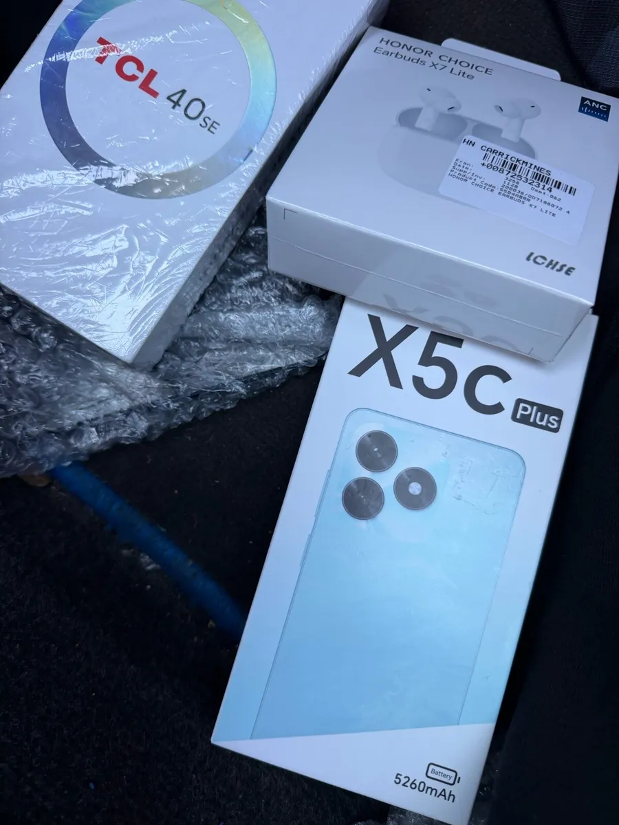 Honor Mobile phone + Earbuds - Brandnew !