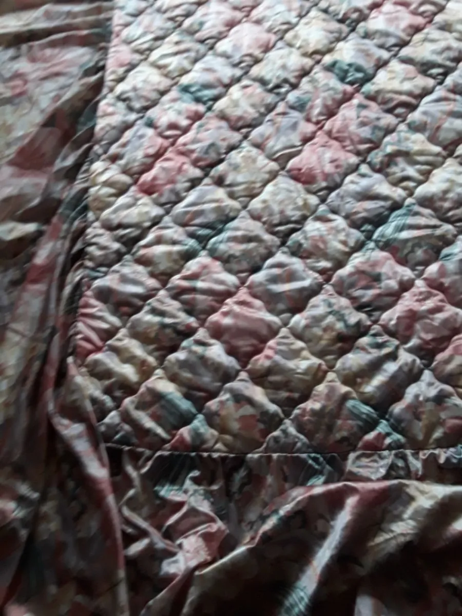 Good condition vintage bedspread early 80s - Image 1