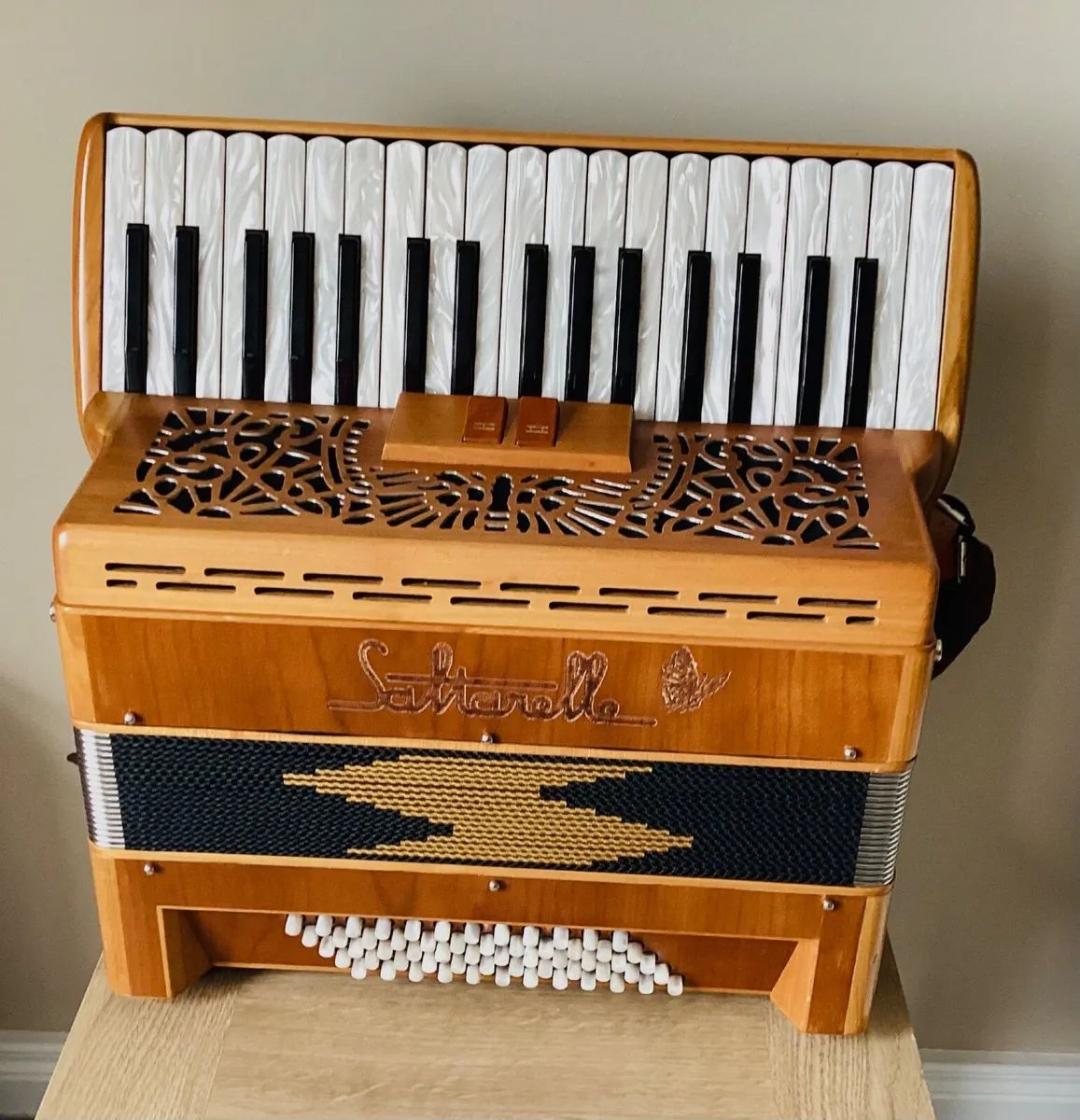 SALTARELLE CLIFDEN PIANO ACCORDION USED - Image 1