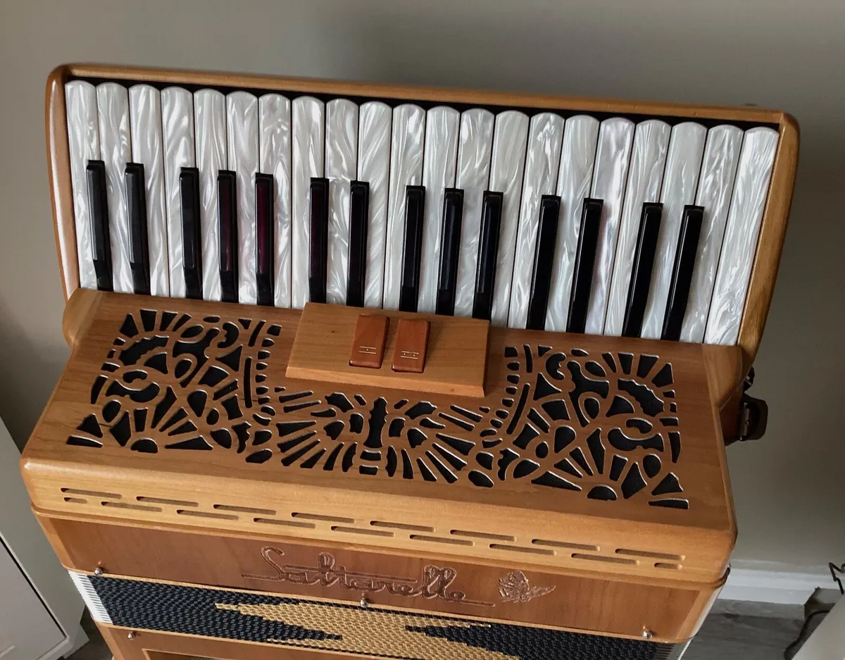 SALTARELLE CLIFDEN PIANO ACCORDION USED - Image 2