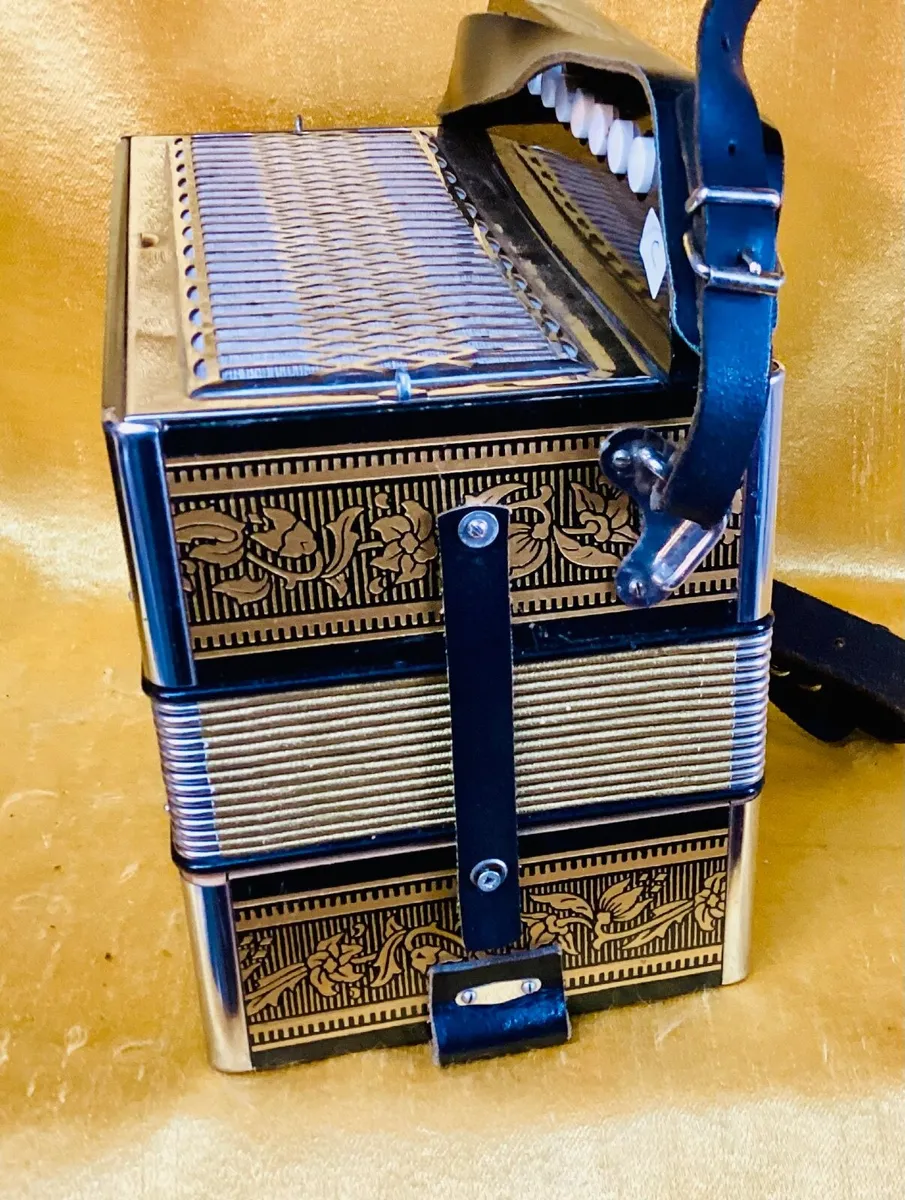 HOHNER 110C MELODION KEY C USED ACCORDION - Image 3