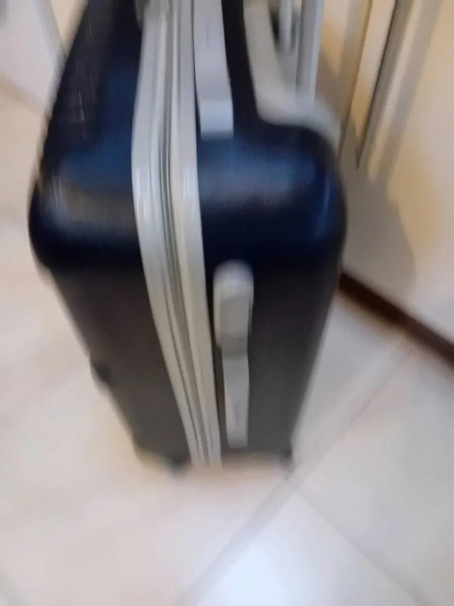 MEDIUM SIZE HARD TYPE SUITCASE 4 WHEELS - Image 2
