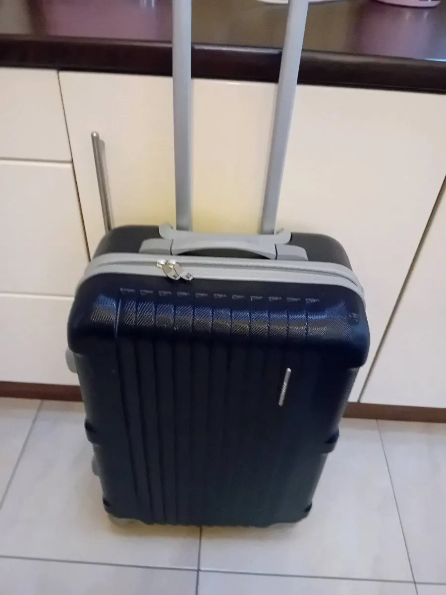MEDIUM SIZE HARD TYPE SUITCASE 4 WHEELS - Image 3