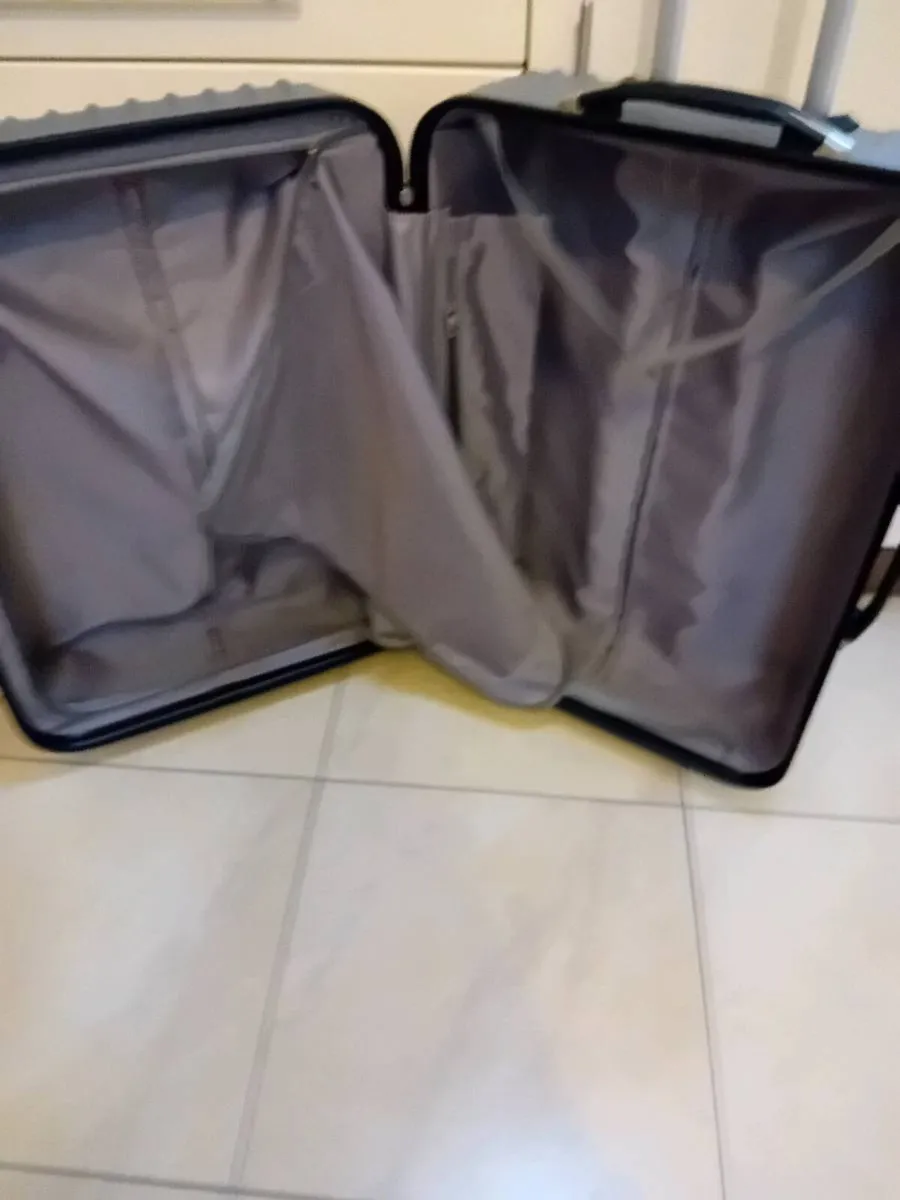 MEDIUM SIZE HARD TYPE SUITCASE 4 WHEELS - Image 4
