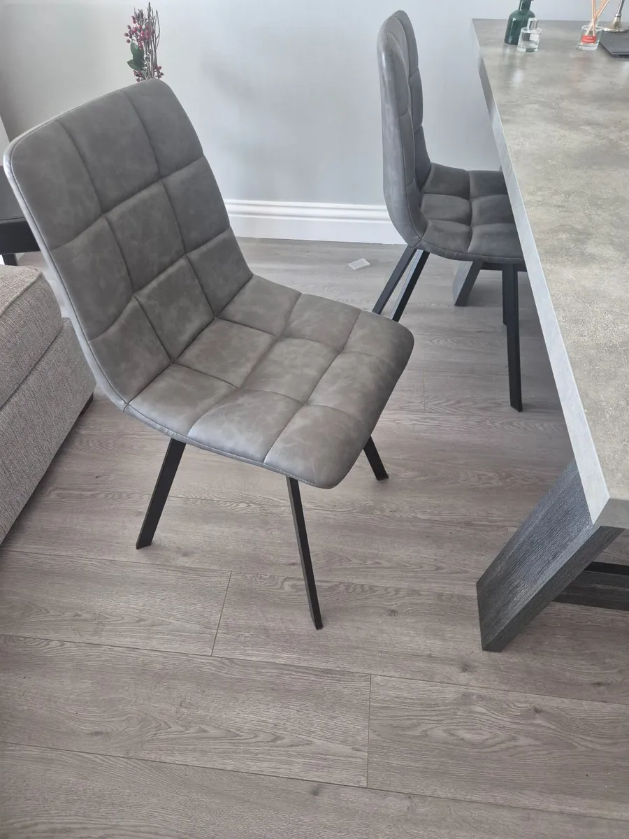 Kitchen Table and 4 chairs - Image 2