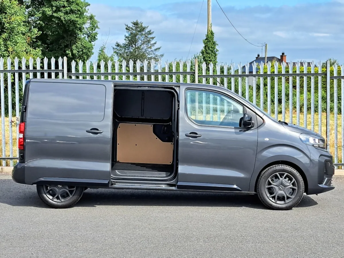 Opel Vivaro SPORTIVE SWB 1.5TD 100BHP **TOP SPEC*5 - Image 4