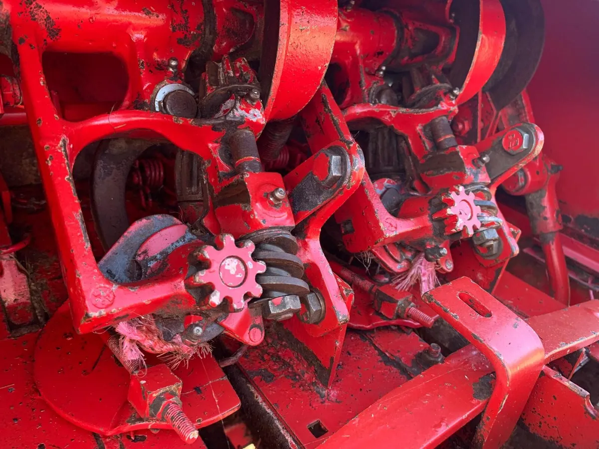 NEW HOLLAND 370 CONVENTIONAL BALER - Image 2