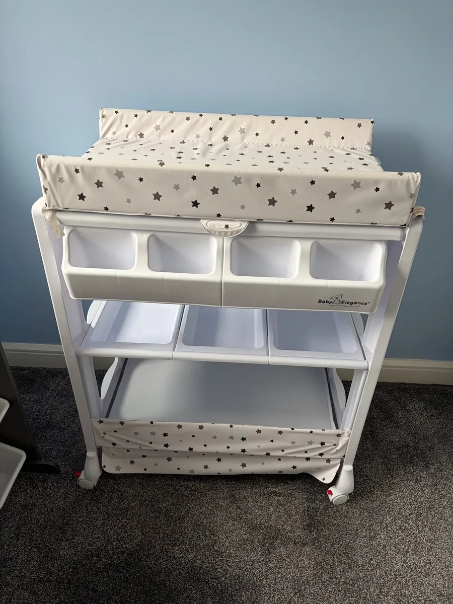 Changing Table with Bath - Image 1