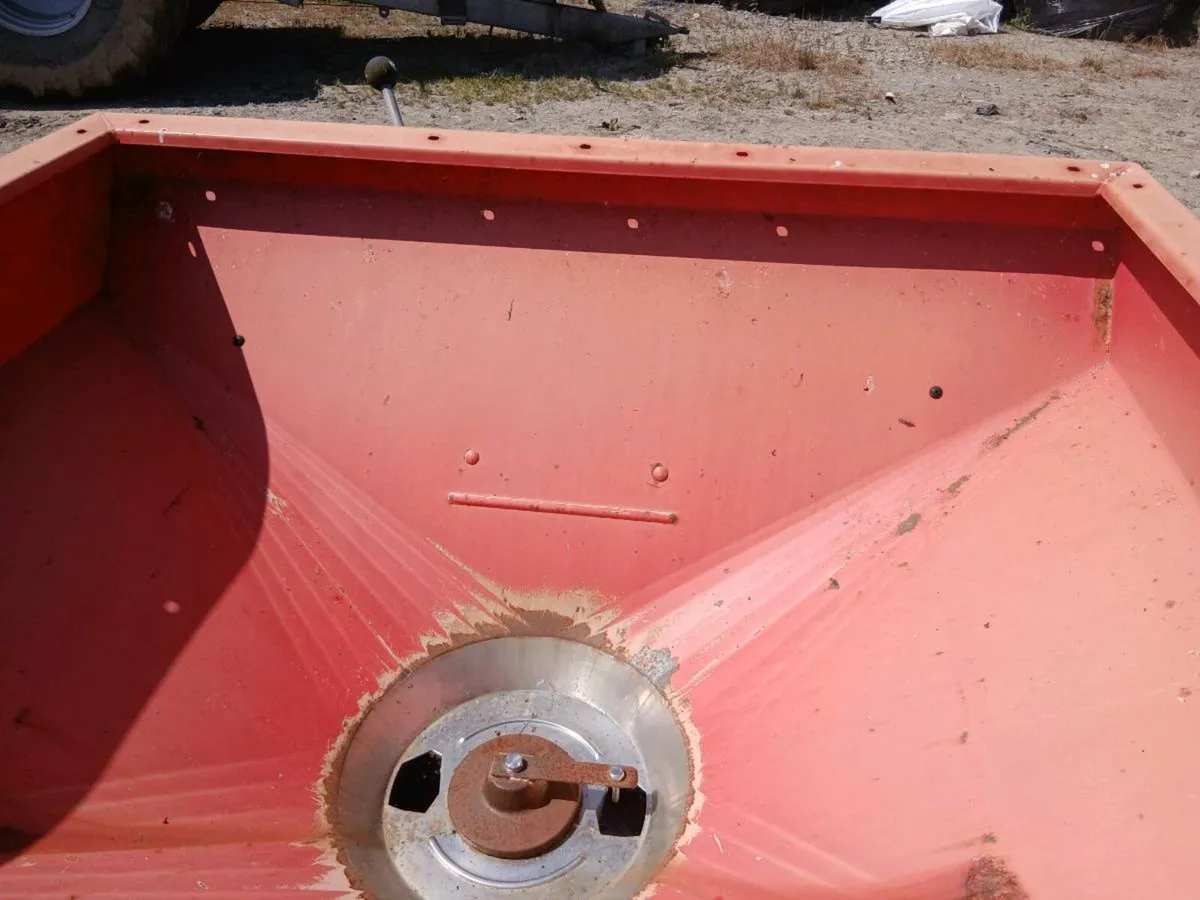 Fertiliser spreader - Image 4