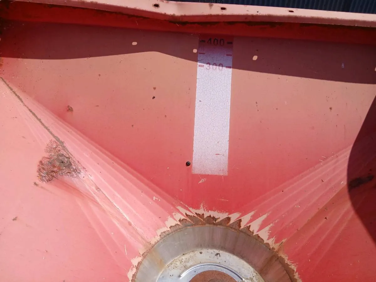 Fertiliser spreader - Image 3