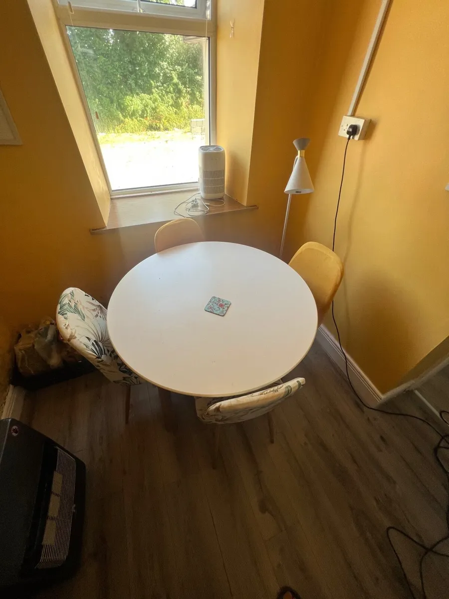 Table and chairs - Image 1