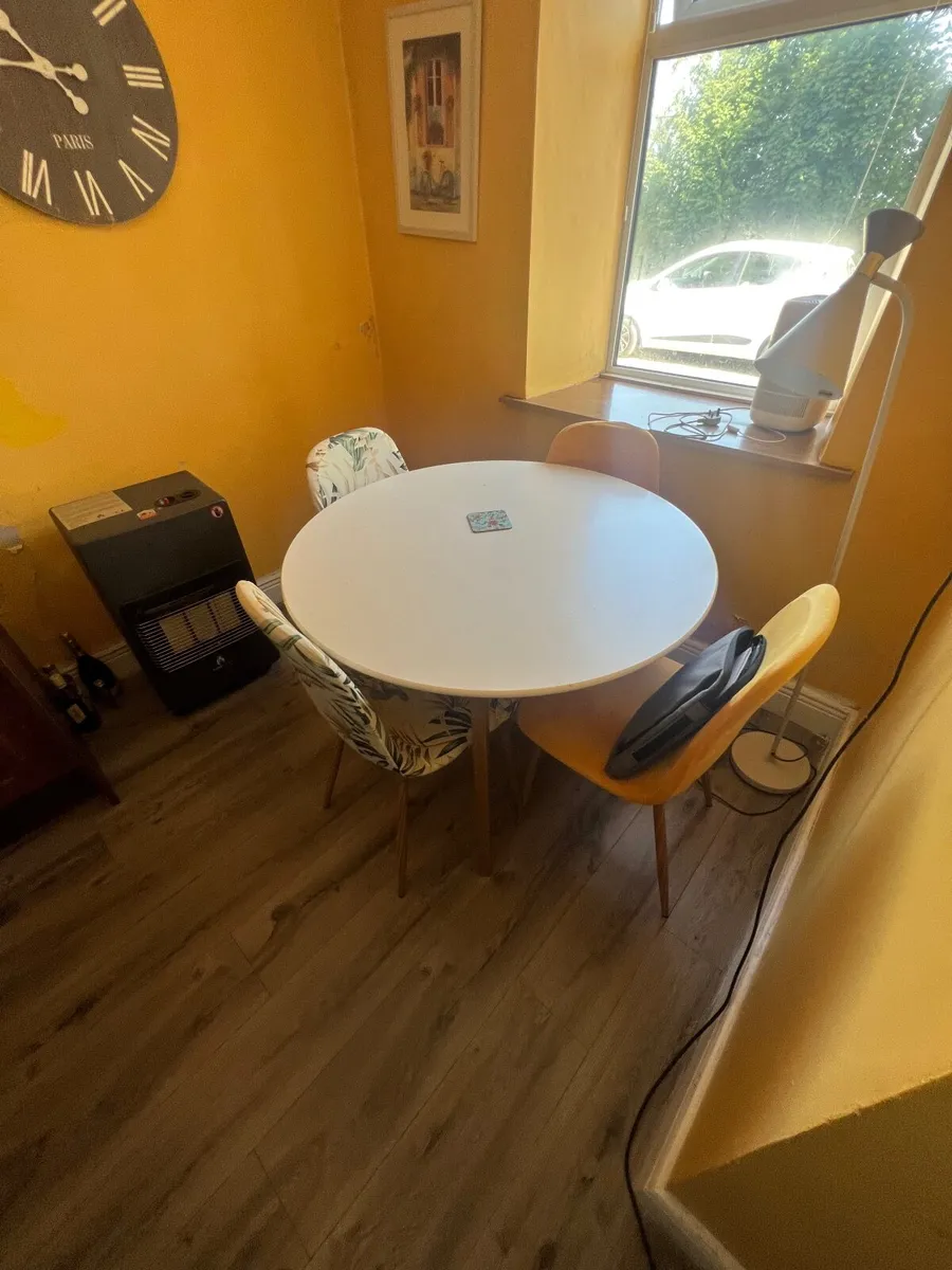 Table and chairs - Image 3