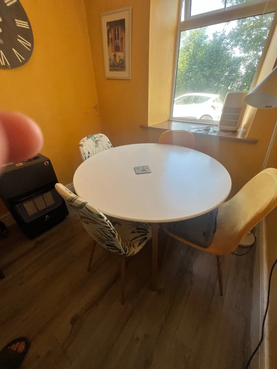 Table and chairs - Image 2