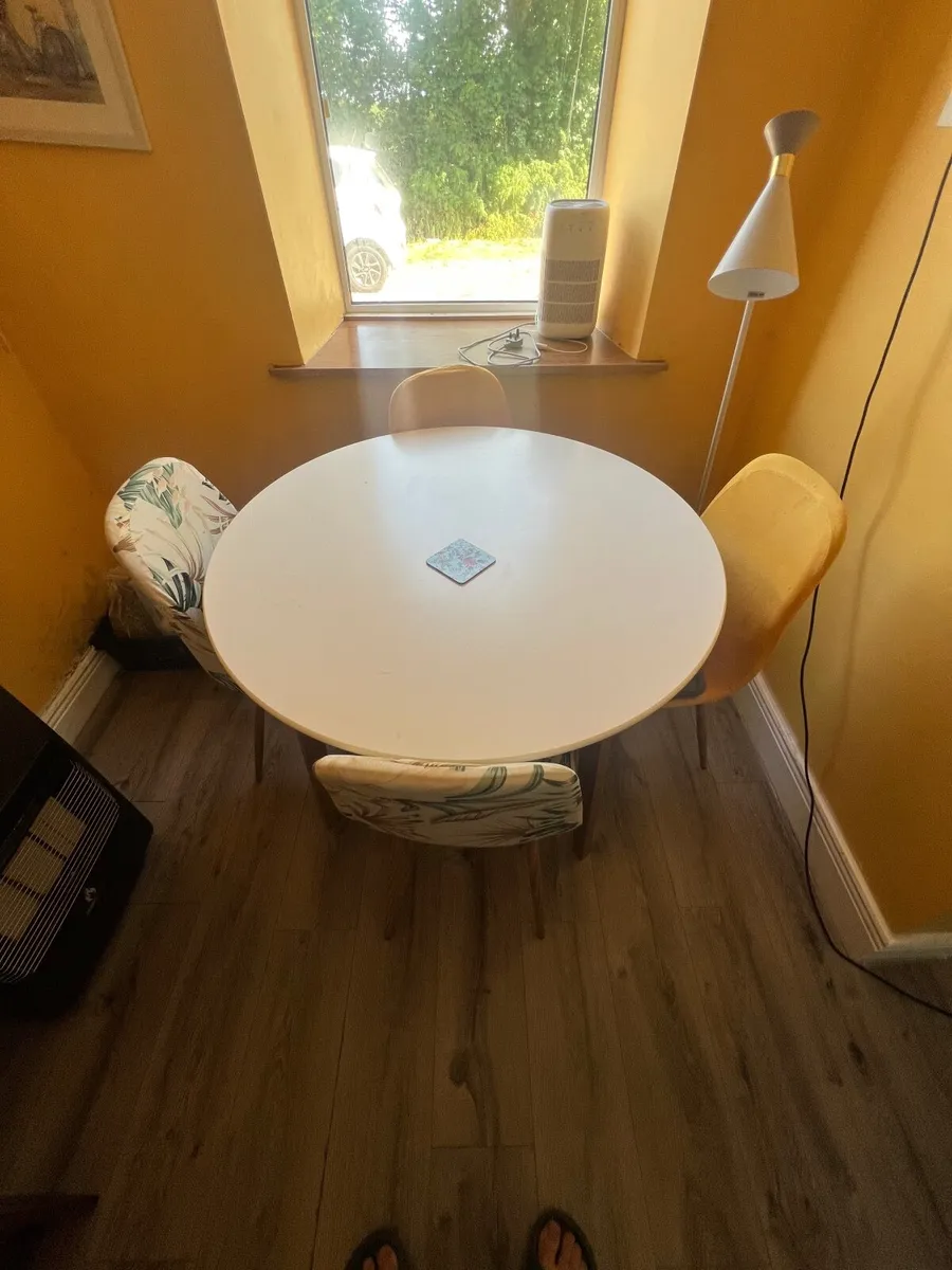 Table and chairs - Image 4